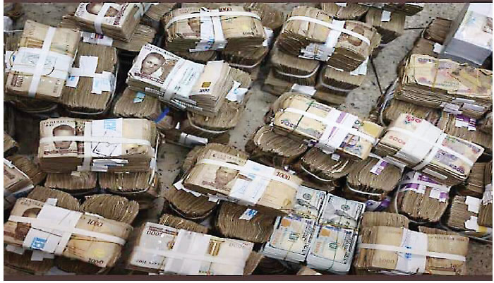 New naira: Rich Nigerians deposit bales of cash in banks￼